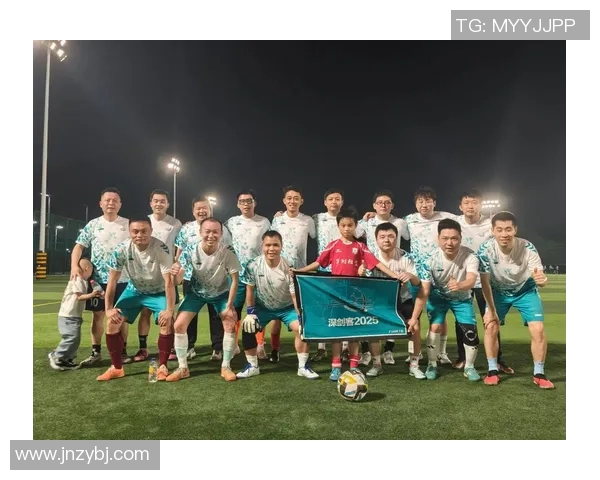 足球明星的可爱瞬间展现了他们不为人知的童真与魅力