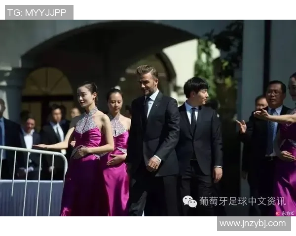 足球明星与可爱女孩的亲密合照展现青春活力与运动魅力